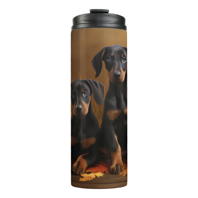 Doberman Puppy Autumn Delight Pumpkin Thermosbecher (Vorderseite)