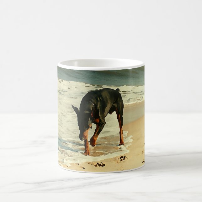 Dobermann am Strand-Malerei-Bild Kaffeetasse (Mittel)