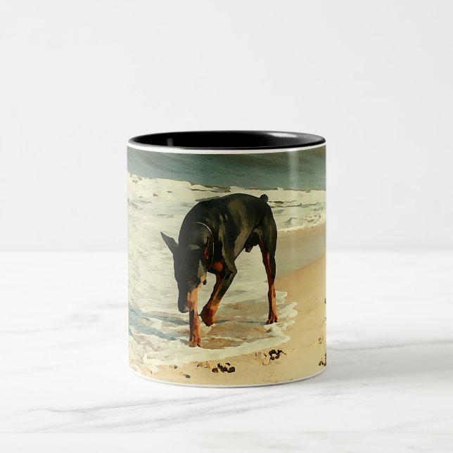Dobermann am Strand-Malerei-Bild Zweifarbige Tasse (Mittel)