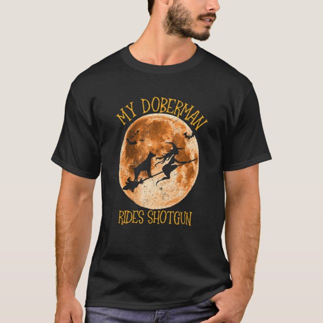 Dobermann fährt mit der Schrotflinte Mond Hallowee T-Shirt (Vorderseite)