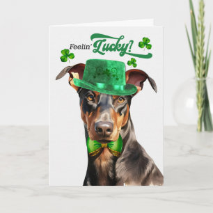 Dobermann Hund fühlt sich am St. Patrick's Day glü Feiertagskarte