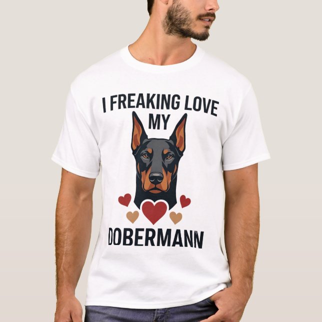 Dobermann Hund mit roten Herzen_1 T-Shirt (Vorderseite)