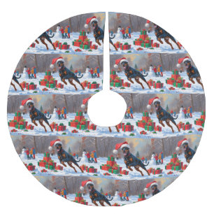 Dobermann läuft im Schnee mit Weihnachtshut Polyester Weihnachtsbaumdecke