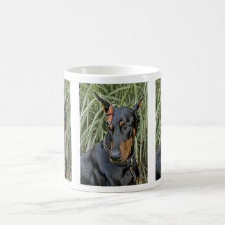 Dobermann-Schmetterlings-Überraschung Tasse