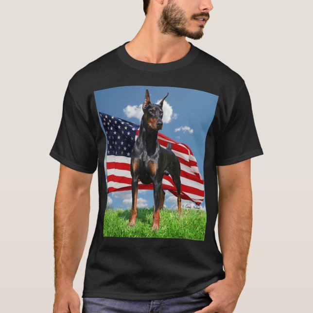 DobermannPinscher mit Flaggen-T - Shirt (Vorderseite)