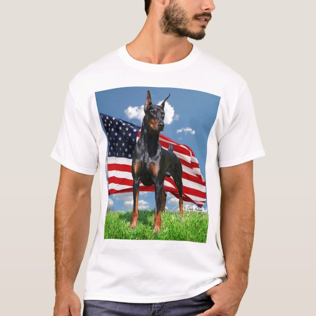 DobermannPinscher mit Flaggen-T - Shirt (Vorderseite)
