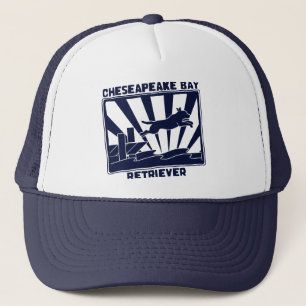 Dock, das Chesapeake Bay-Retriever springt Truckerkappe