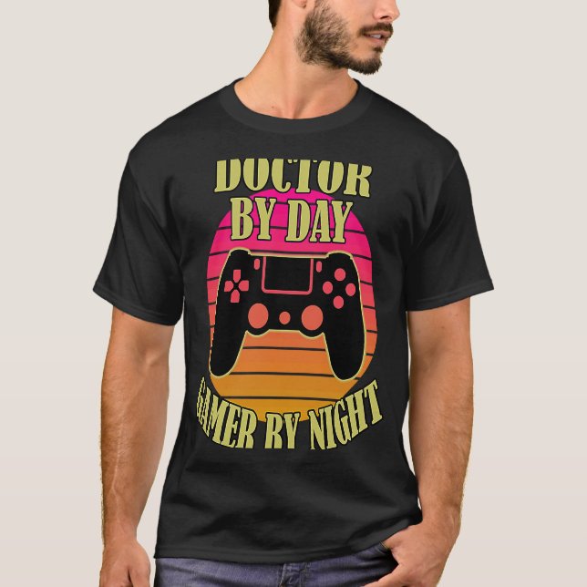 Doctor by Day Gamer by Night Video Game Control T-Shirt (Vorderseite)