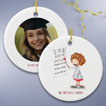 Doctor Optometrist Girl Christmas Foto Keramik Ornament<br><div class="desc">Niedliche Weihnachtsschmuck mit einem Mädchen,  das auf der einen Seite an einer Augenuntersuchung arbeitet und auf der anderen an einem Foto. Perfekt für Ärzte und Krankenschwestern. Personalisieren Sie den Text mit Ihrer eigenen Nachricht. Illustriert und entworfen von Patricia Alvarez.</div>
