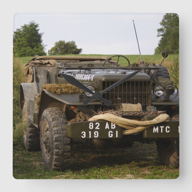 Dodge WC 57 Quadratische Wanduhr (Vorderseite)