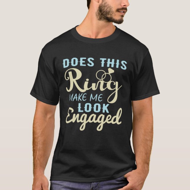 Does This Ring Make Me Look Engaged Fiance Couple T-Shirt (Vorderseite)