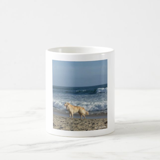 Dog At The Beach  Kaffeetasse (Mittel)