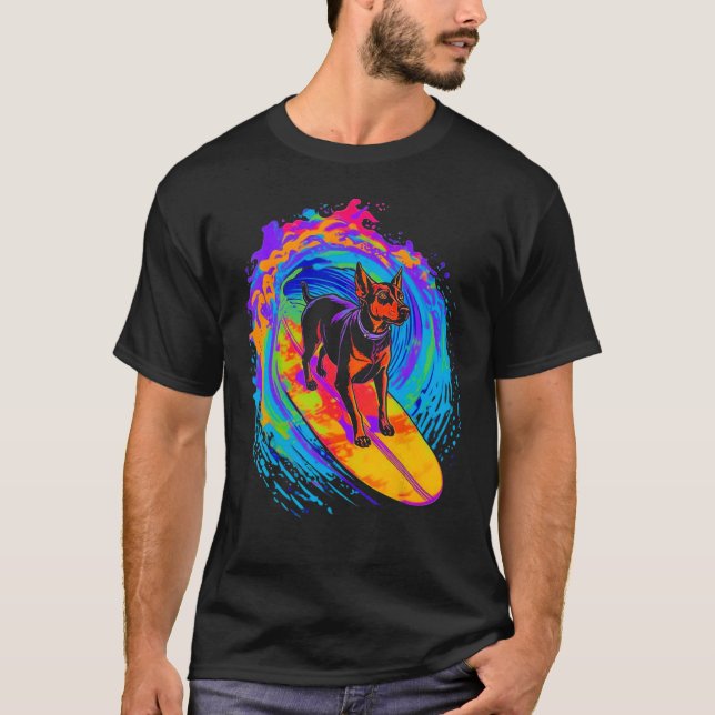 Dog Doberman Pinscher Surfing T-Shirt (Vorderseite)