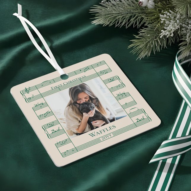Dog Foto First Christmas Woof Wof Sheet Music Ornament Aus Metall (Dog Photo First Christmas Woof Woof Sheet Music Metal Ornament)