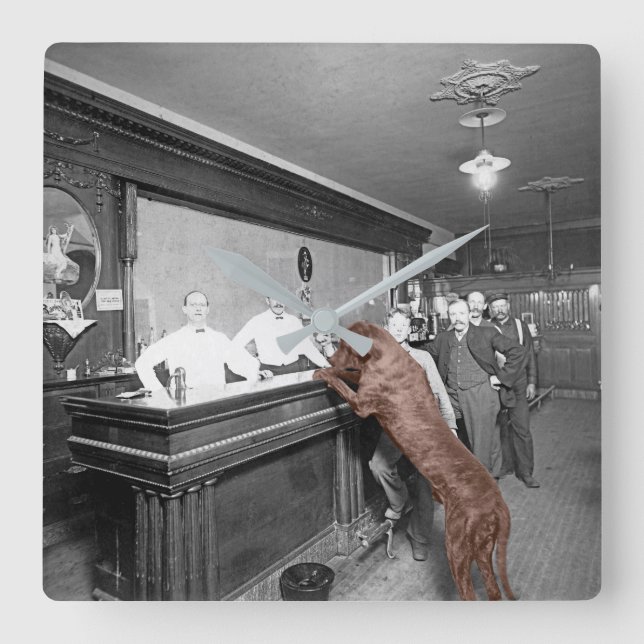 Dog Friendly Saloon Tavern Bar 1900 Fotograf Quadratische Wanduhr (Vorderseite)