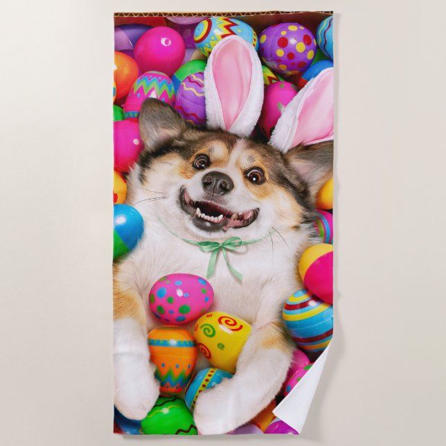 Dog Laying on Easter Eggs Strandtuch (Vorderseite)