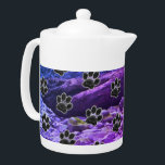 Dog Lover Blue Lila Clouds Black Puppy Paw Print<br><div class="desc">Ein Muster schwarzer Pfoten schmückt diesen Teekessel. Dieser Teekessel weist einen blauen und lila Hintergrund für abstrakte Wolkenmuster auf. Kleine schwarze Pfotendrucke erscheinen um den gesamten Pot herum.</div>