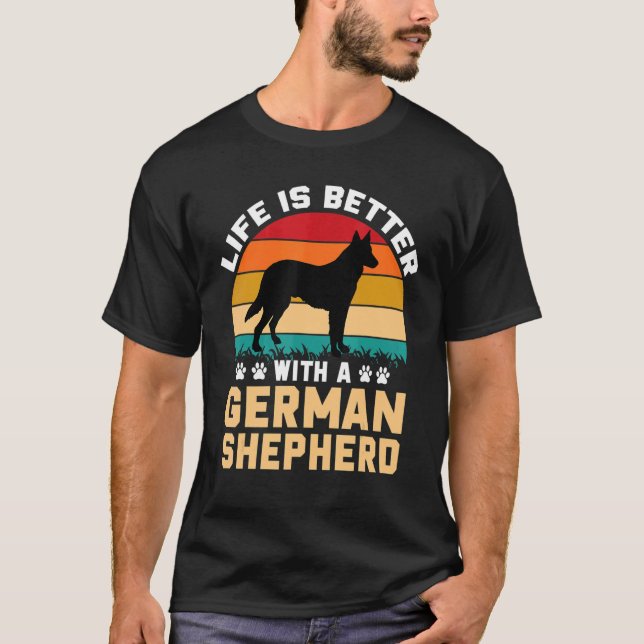 Dog lover gifts - life is better with German Sheph T-Shirt (Vorderseite)