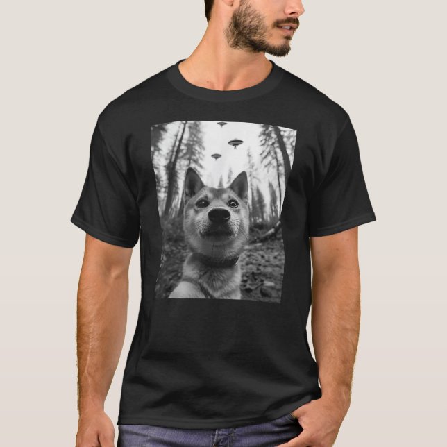 Dog Mom Dad - Funny Alien Selfie Shiba Inu UFO T-Shirt (Vorderseite)