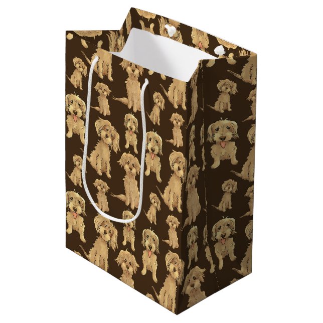 Dog Pattern Brown labradoodle goldendoodle Mittlere Geschenktüte (Vorderseite Schrägansicht)