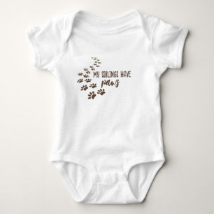 Dog Paw druckt mit Text Baby Strampler