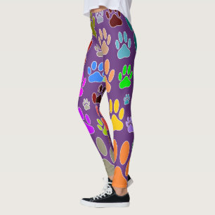 Dog Paw druckt über Lila Leggings