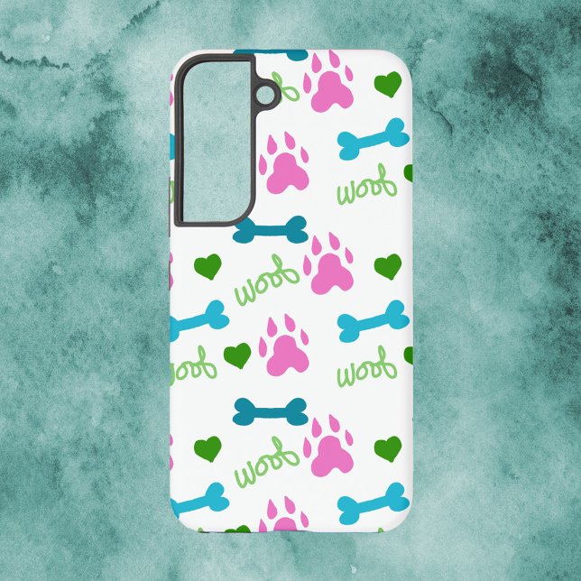 Dog Paw Knochen Hört Woof Muster Pink Samsung Galaxy Hülle (A phone case with a pattern of dog paws, bones, hearts and woof in pink, blue and green.)