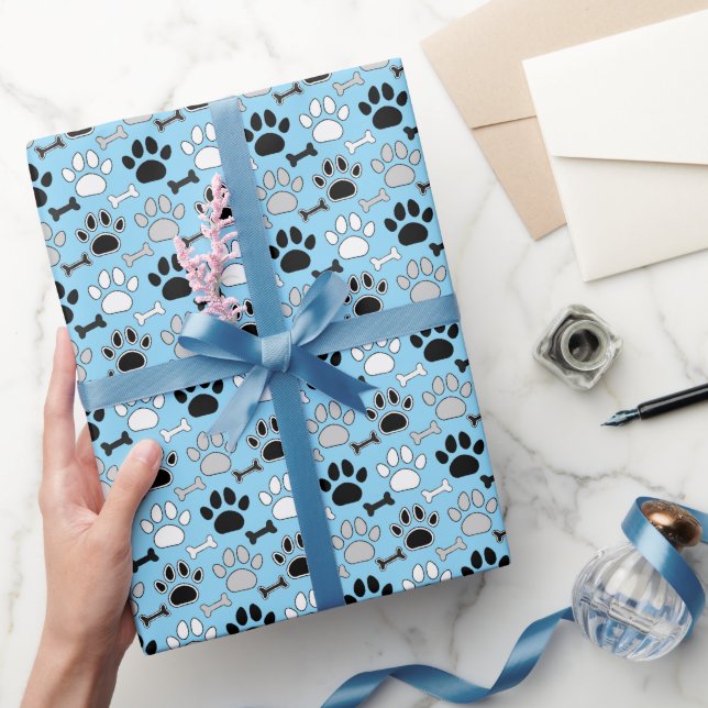 Dog Paw Prints and Bones Pattern Blue Geschenkpapier (Schenken)