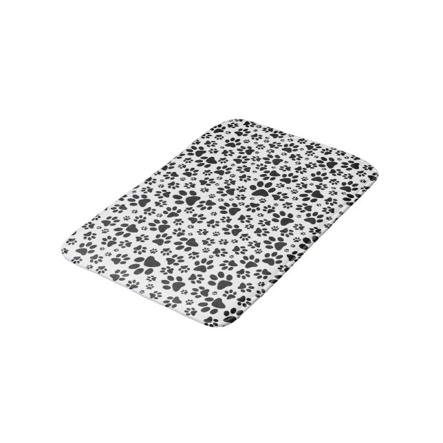 Dog Paws Black and White Polka Dot Badematte (Schrägansicht)