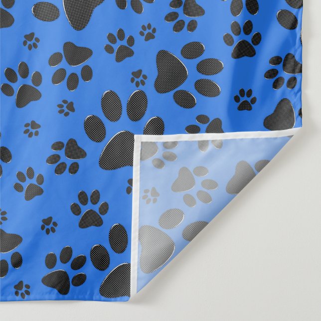Dog Paws Black & White Polka Dot auf Tech Blue Wandteppich (Detail)