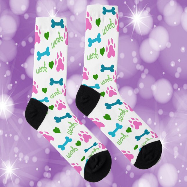 Dog Paws Knochen Hört Woof Pink Grün Blau Socken (A cute pair of socks with pink dog paws, blue bones, green hearts and green woof.)