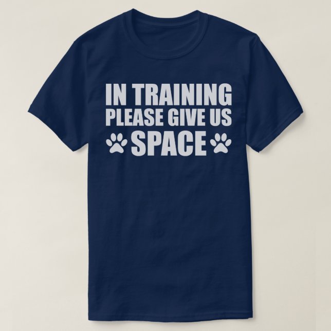 Dog Trainer In der Ausbildung geben Sie uns bitte  T-Shirt (Design vorne)