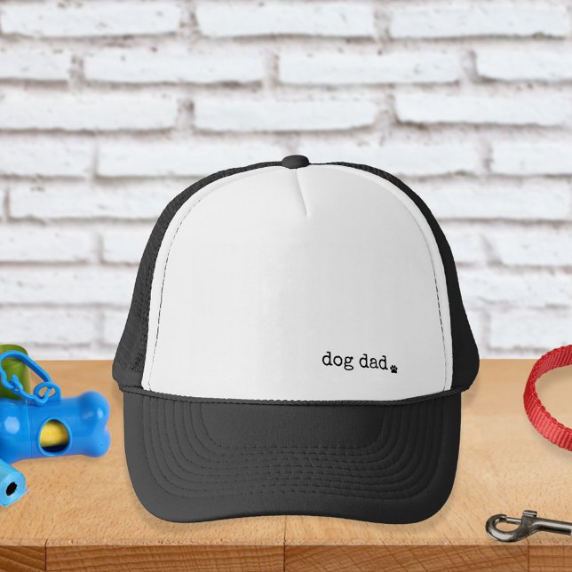 Dog Vater Minimalistische Schreibmaschine Paw Prin Truckerkappe (For stylish walkies. Dog Dad Trucker cap with minimalist typewriter text and a tiny paw print.)