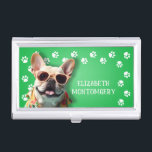 Dog Walker Paw Prints Visitenkarten Dose<br><div class="desc">Dieser Visitenkartenhalter,  personalisiert mit Ihrem Namen,  verfügt über einen niedlichen französischen Bulldog auf hellgrün mit weißem Pfotendruck. Vergnügen als Geschenk oder eine tolle Möglichkeit,  Ihre eigenen Visitenkarten zu tragen.</div>