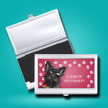 Dog Walker Paw Prints Visitenkarten Dose<br><div class="desc">Dieser Visitenkartenhalter,  personalisiert mit Ihrem Namen,  verfügt über einen niedlichen,  schwarzen Miniaturschnauzer auf heiß rosa mit weißem Pfotenprint. Vergnügen als Geschenk oder eine tolle Möglichkeit,  Ihre eigenen Visitenkarten zu tragen.</div>