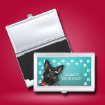 Dog Walker Paw Prints Visitenkarten Dose<br><div class="desc">Dieser Visitenkartenhalter,  personalisiert mit Ihrem Namen,  verfügt über einen niedlichen,  schwarzen Miniaturschnauzer auf helltürkisfarben mit weißer Pfotenabdruck. Vergnügen als Geschenk oder eine tolle Möglichkeit,  Ihre eigenen Visitenkarten zu tragen.</div>