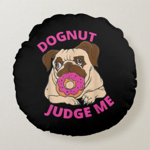 Dognut Judge Me Mops Hund isst Donut Rundes Kissen