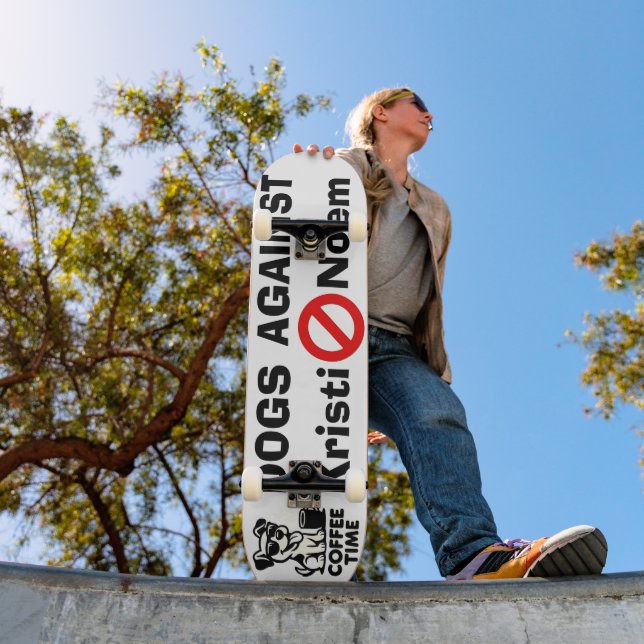 Dogs Against Kristi Noem Skateboard (Außenbereich 1)