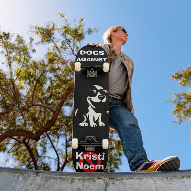 Dogs Against Kristi Noem Skateboard (Außenbereich 1)