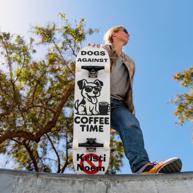 Dogs Against Kristi Noem Skateboard (Außenbereich 1)