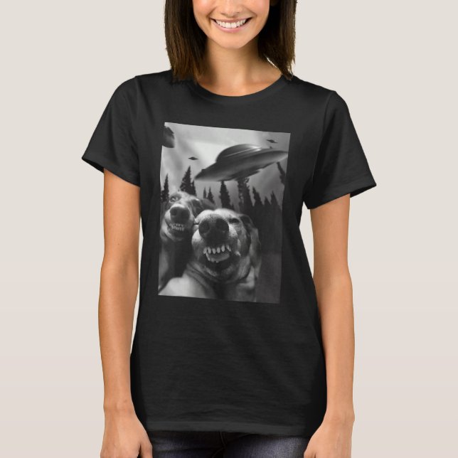 Dogs Selfie with UFOs T-Shirt (Vorderseite)