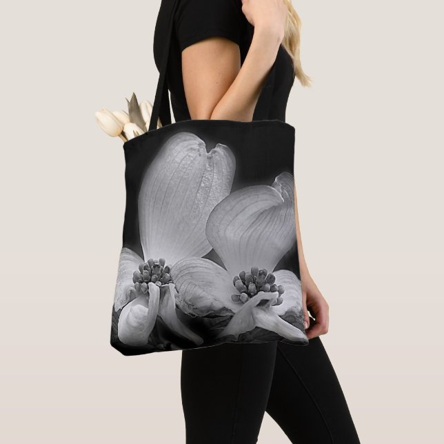 Dogwood blüht in Schwarz und Weiß (Von Nahem)