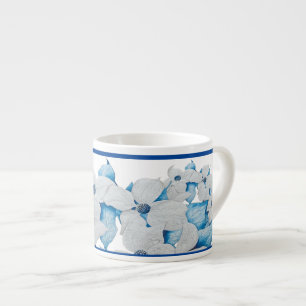 Dogwood-Blume auf einer Espresso-Tasse Espressotasse