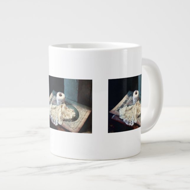 Doily und Crochet Thread Jumbo-Tasse (Vorderseite Rechts)