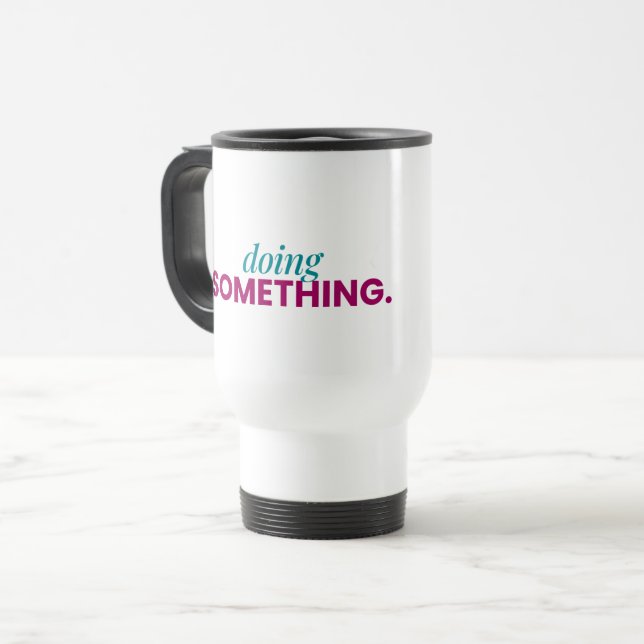 Doing Something Travel Mug Reisebecher (Vorderseite Links)