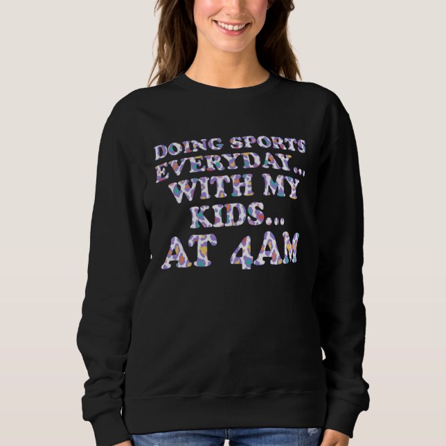 Doing Sports with Kids  Mom of Boys Humor Mom and  Sweatshirt (Vorderseite)