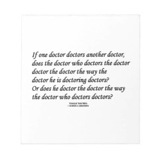 Doktor, der einen anderen Arzt (Tongue Twister) Notizblock