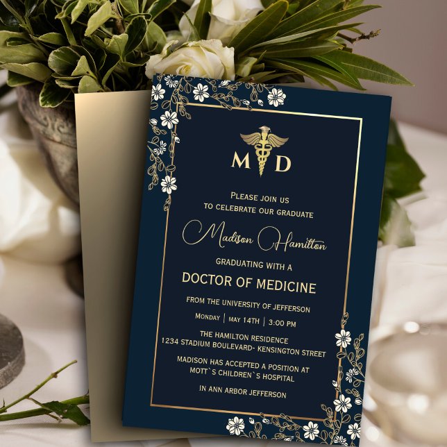 Doktor der Medizin Navy Blue and Gold Floral Einladung (Elegant Navy Blue and Gold Doctor of Medicine Graduation Party Invitation #graduate #navyandgold)