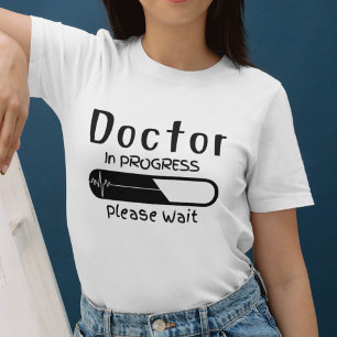 Doktor im Gange Bitte warten   Future Doctor T-Shirt