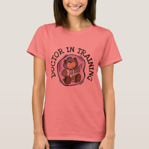 Doktor in den Trainings-T - Shirts und den